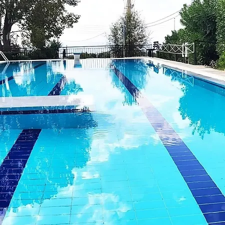 Pool & Seaview Beachside Apartment *
